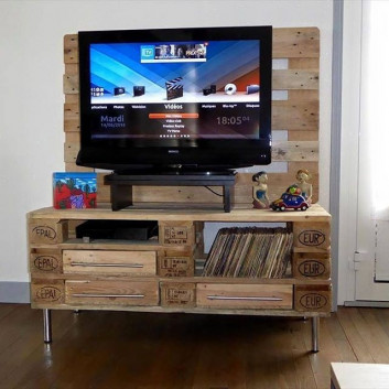 Pallet tv stand