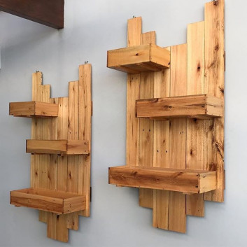 Pallet shelf decor