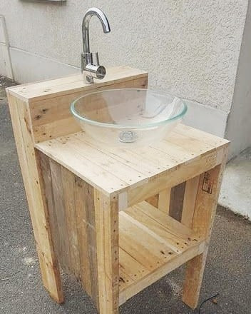 Pallet washing table