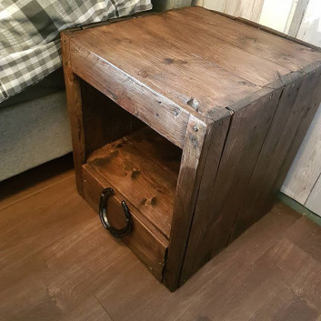 Pallet night stand