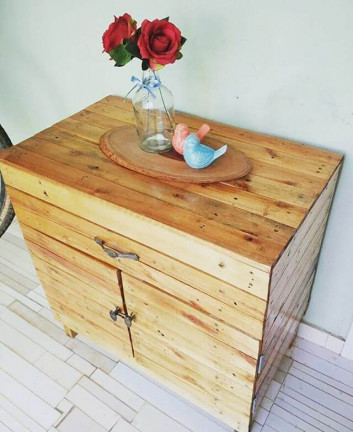 Pallet side table