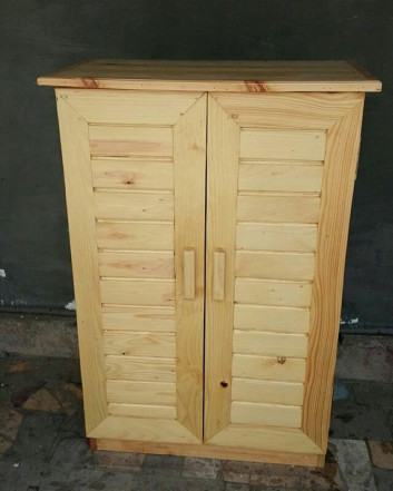 Pallet storage cabinet