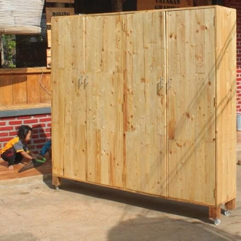 Pallet storage cabinet