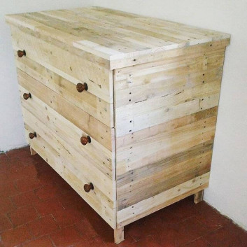 Pallet storage cabinet