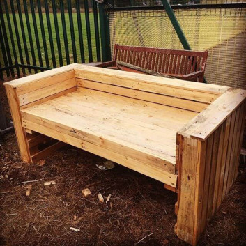 Pallet outdoor bench