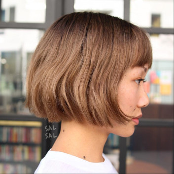 Tousled Medium-Length Bob Hairstyle for Round Faces