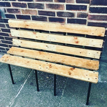 Pallet outdoor bench