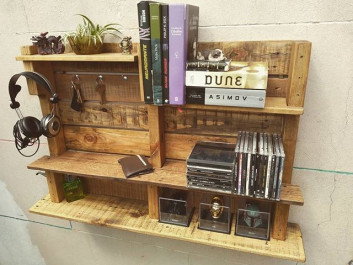 Pallet hanging shelf