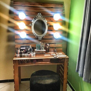 Pallet mirror table