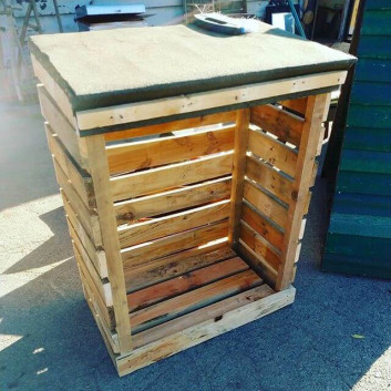 Pallet outdoor shed for woods