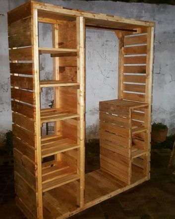 Pallet wardrobe shelf