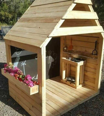 Pallet playhouse