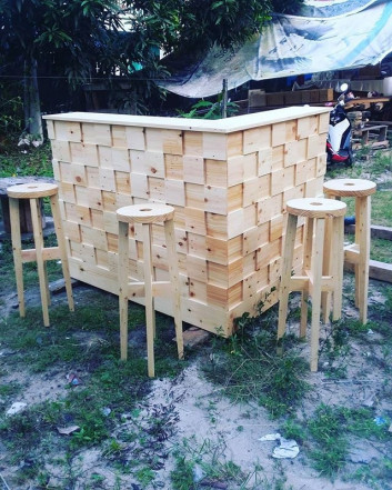 Pallet outdoor bar