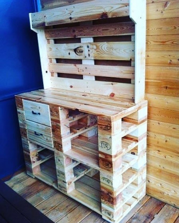 Pallet table with drawers