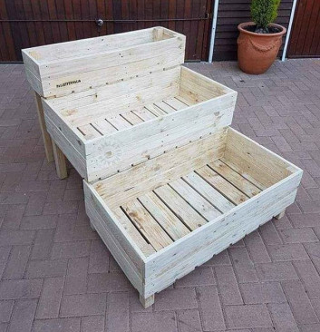 Pallet planter bench