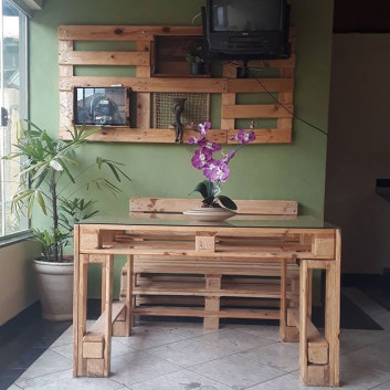 Pallet table with shelf