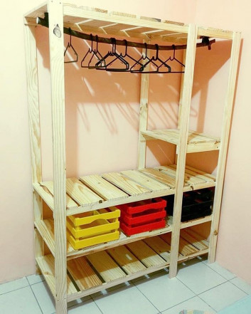 Pallet wardrobe