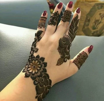 best new year Henna Designs for backhands