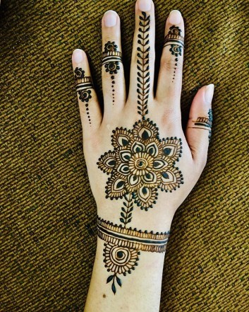 simple women backhand mehndi design