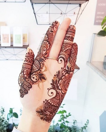 simple women fronthand mehndi design