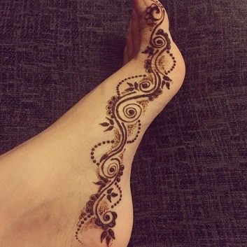 single foot mehndi design