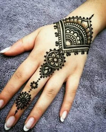 Wonderful Mehndi Art on Back Hand 2019