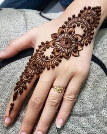 girls hands mehndi design