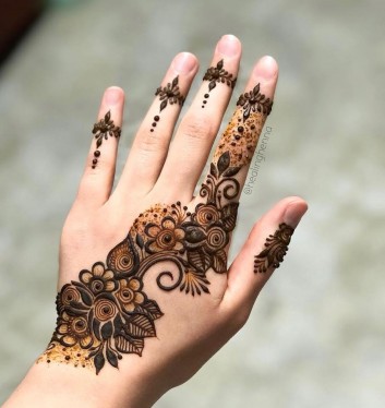 women hands mehndi design