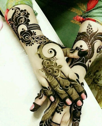 best Mehndi Art on Back Hand on new year