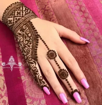 diy awesome Mehndi Art on Back Hand on new year