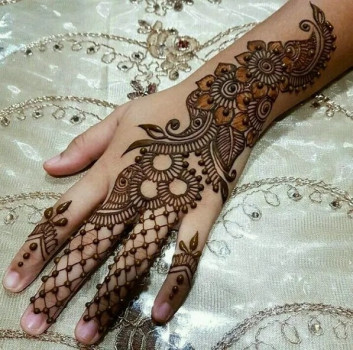 Outstanding Mehndi Art on Fingers on new year