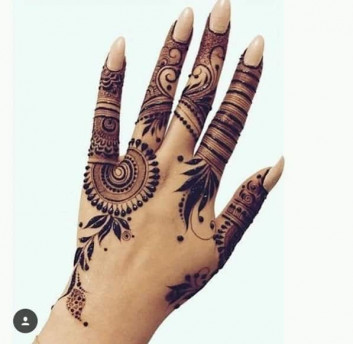 Best Mehndi Art on Fingers on new year