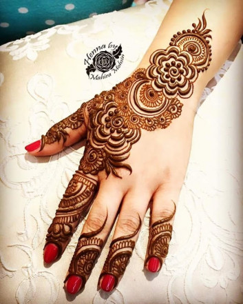 unique Simple Mehndi Designs for back Hands