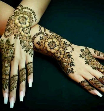 Best Mehndi Art on backhands on new year