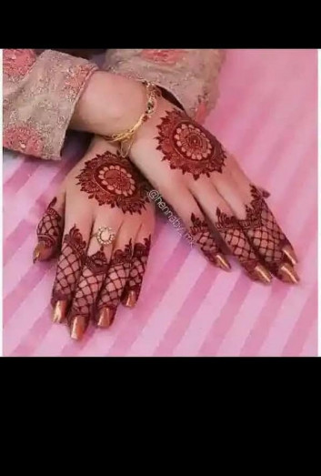 Stunning Mehndi Art on Palms for the new year