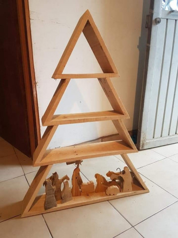 Pallet triangular shelf