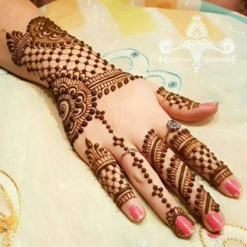 girls backhand mehendi designs