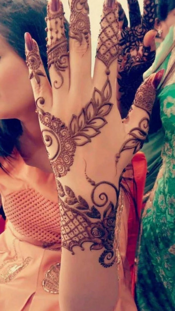 Elegant Mehndi Design for women