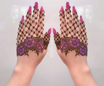 Elegant Arabic Mehndi Design for Back