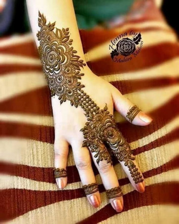 adorable backhand mehndi designs for new year