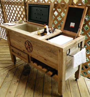 Pallet table with cooler