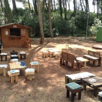 Small Pallet hut accompanied by benches and pallet table