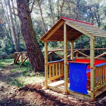 small wooden pallet hut For the kiddies